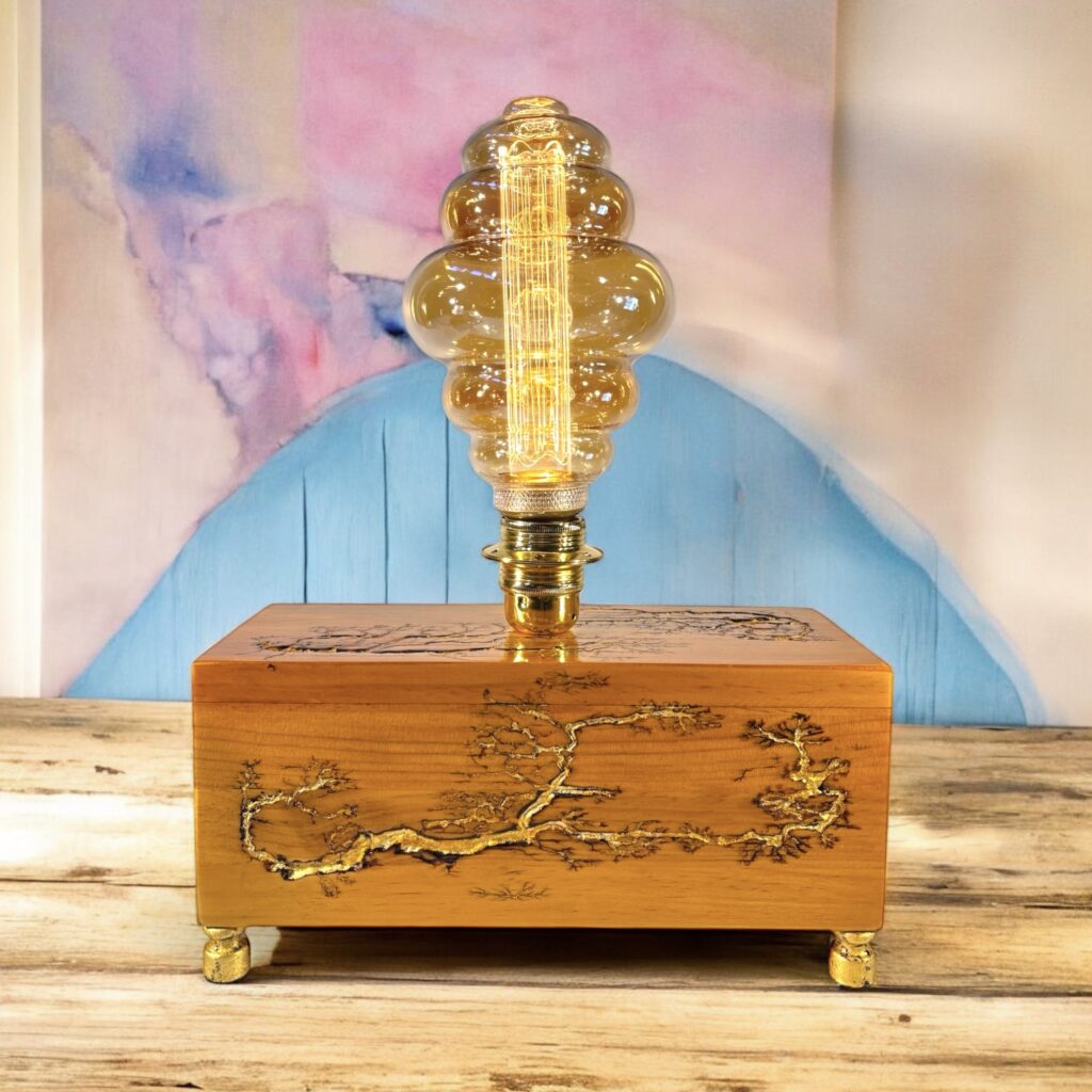 “Las lámparas Wood&Bulb, son testigos de tu historia. Si si, de tu vida, de tus momentos. Ilumínalos con una Wood&Bulb”