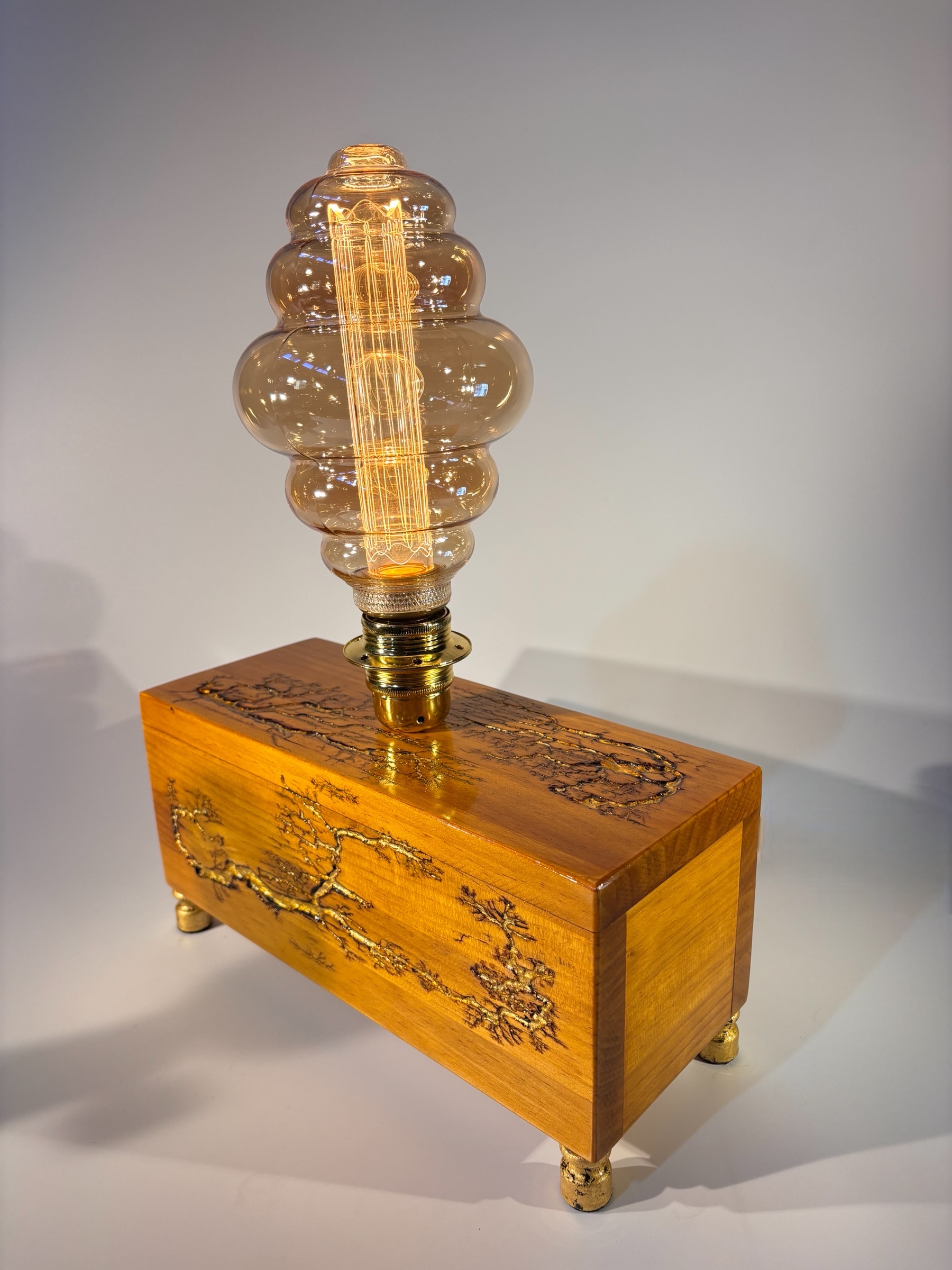 Lámpara de sobremesa madera brocante Hecha a mano en Barcelona