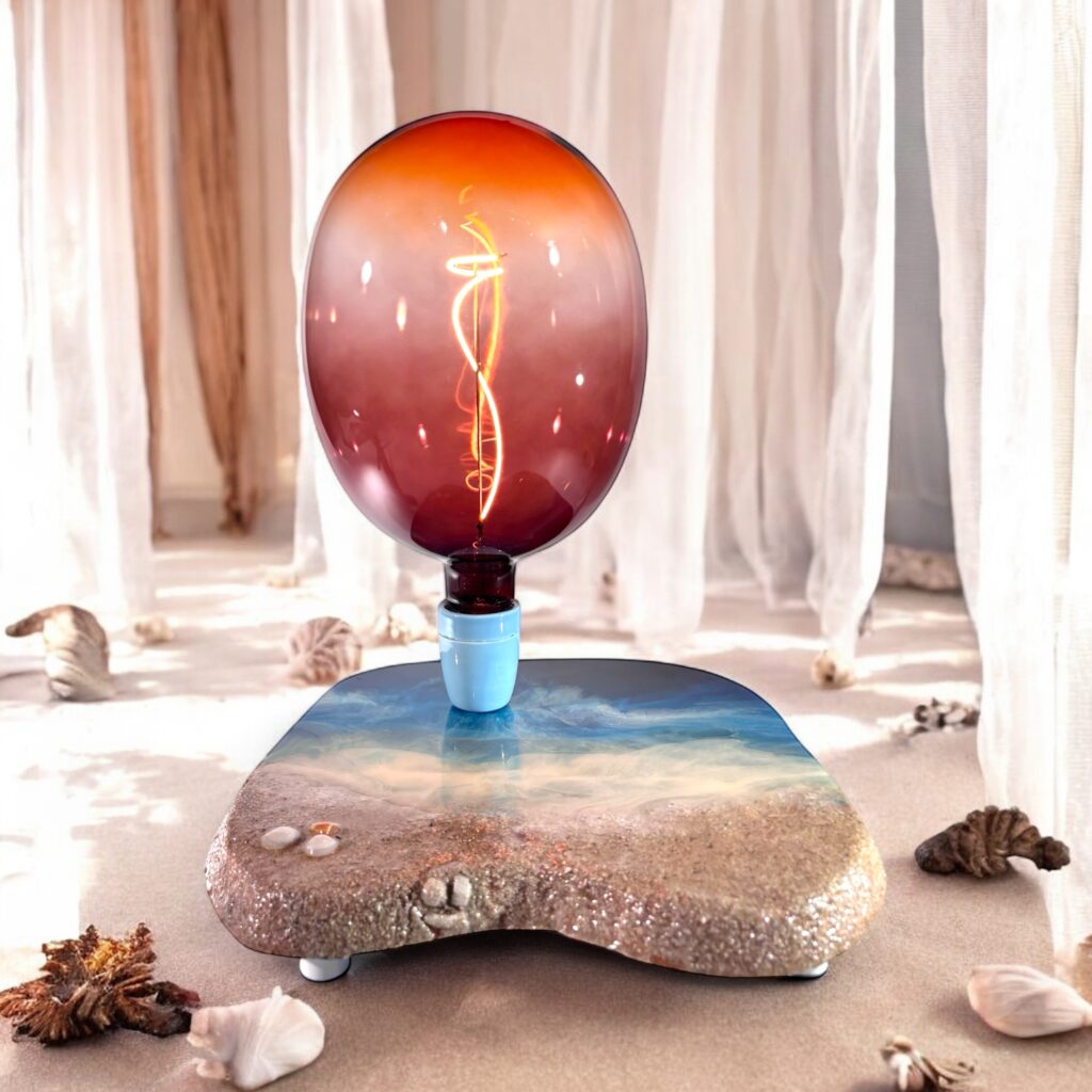 Lámpara de madera de pino y resina. Hecha a mano en Barcelona