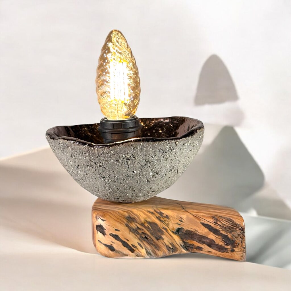 Lámpara de sobremesa de madera de olivo. Hecha amano en Barcelona