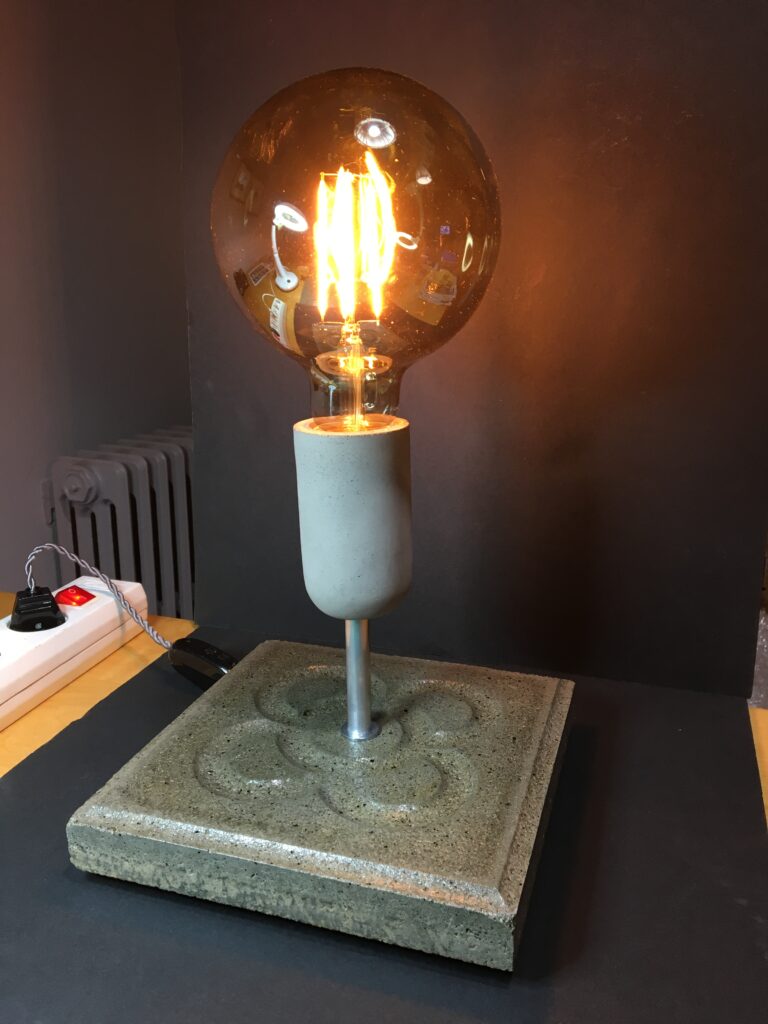 Lámpara de sobremesa de madera. hecha a mano en Barcelona