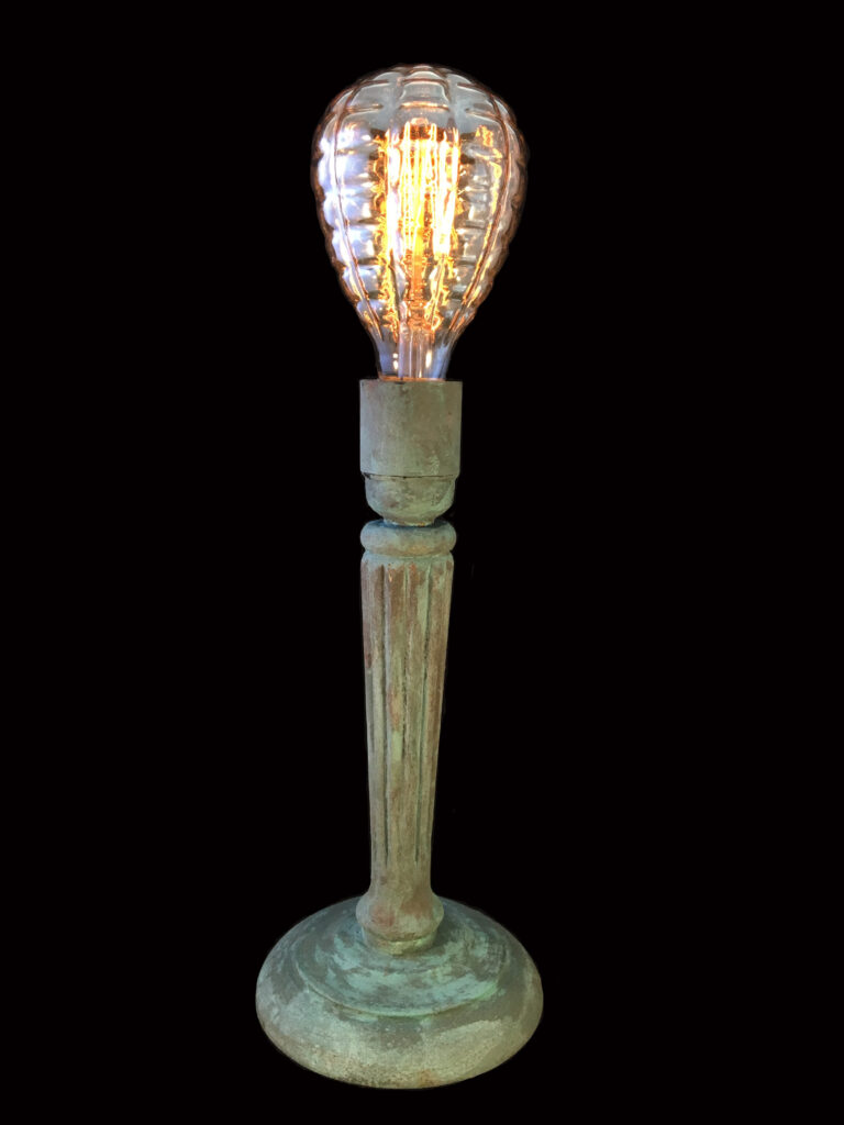 Lámpara de sobremesa de madera. hecha a mano en Barcelona