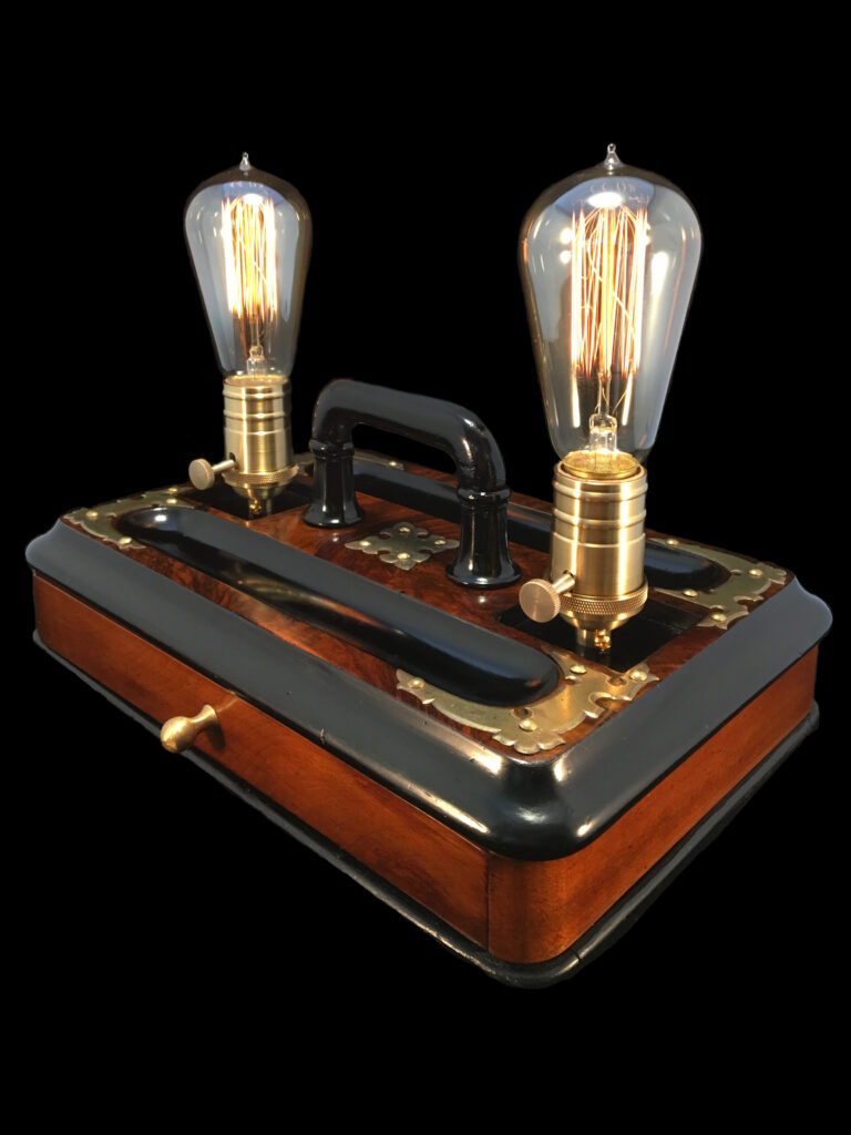 Lámpara de sobremesa de madera. hecha a mano en Barcelona