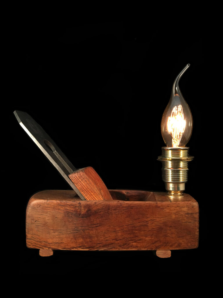 Lámpara de sobremesa de madera. hecha a mano en Barcelona