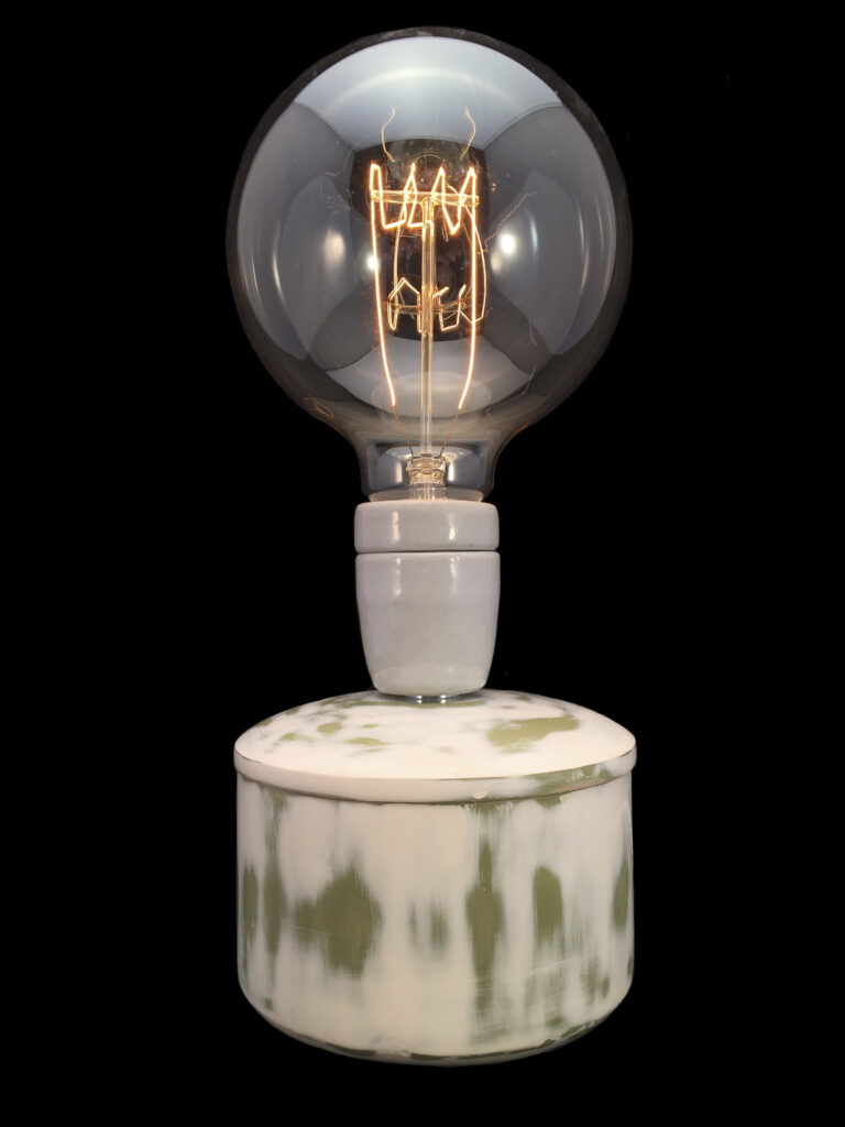 Lámpara de sobremesa de madera. hecha a mano en Barcelona