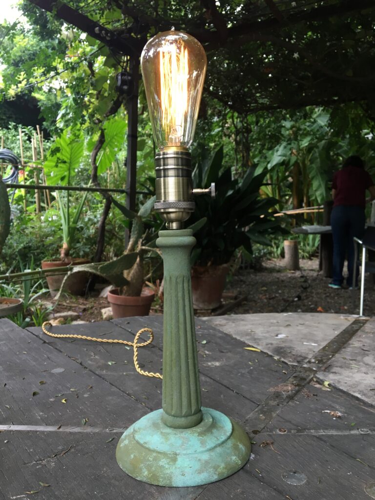 Lámpara de sobremesa de madera color bronce. Hecha a mano en Barcelona