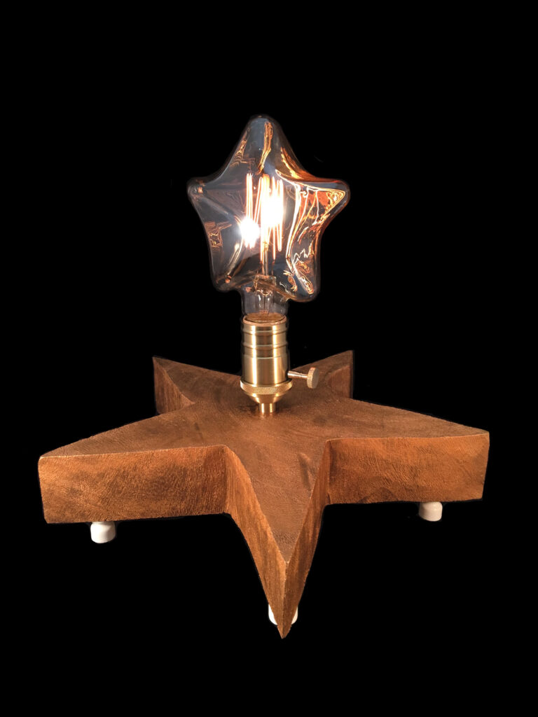 Lámpara de sobremesa de madera en forma de estrella. Hecha a mano en Barcelona.