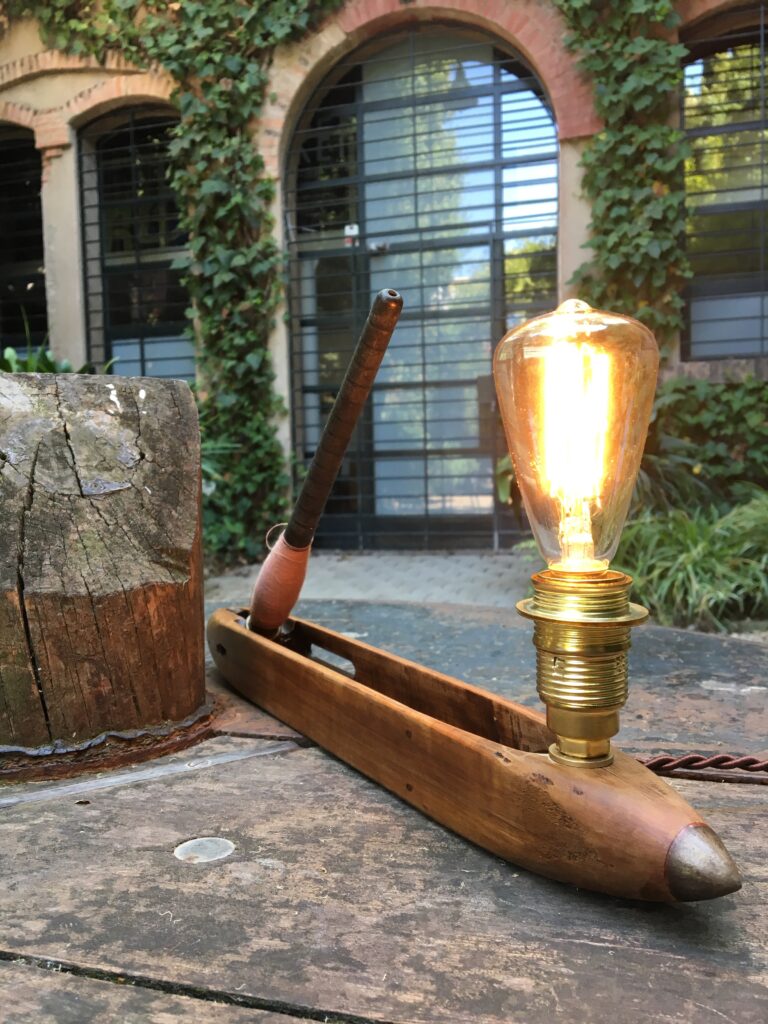 Lámpara de sobremesa madera lanzadera, hecha a mano en Barcelona