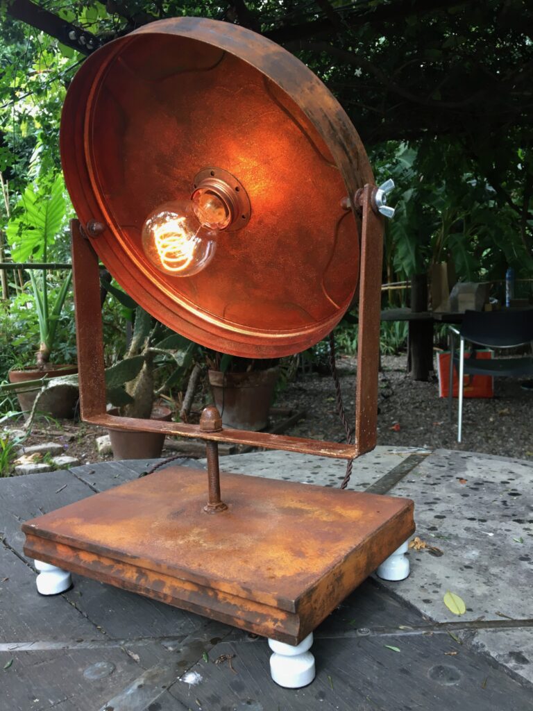 Lámpara de sobremesa de madera. hecha a mano en Barcelona