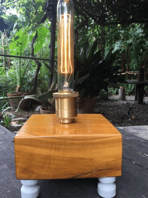 Lámpara de sobremesa de madera. hecha a mano en Barcelona