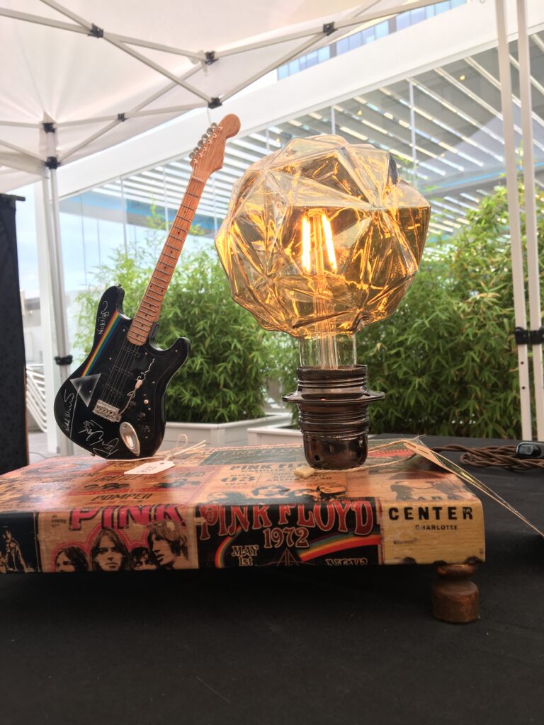 Lámpara de sobremesa de madera. hecha a mano en Barcelona