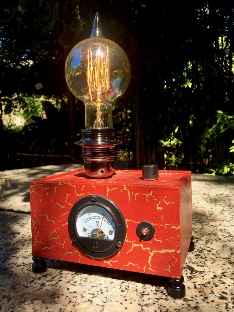 Lámpara de sobremesa de madera. hecha a mano en Barcelona