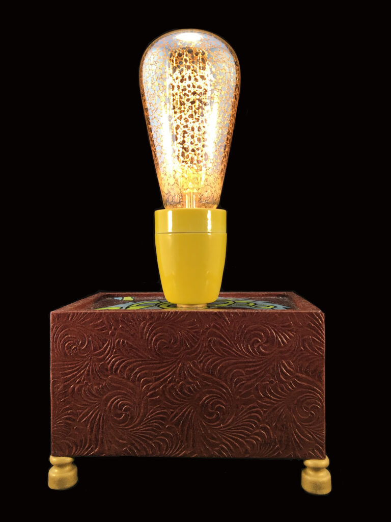 Lámpara de sobremesa de madera. hecha a mano en Barcelona