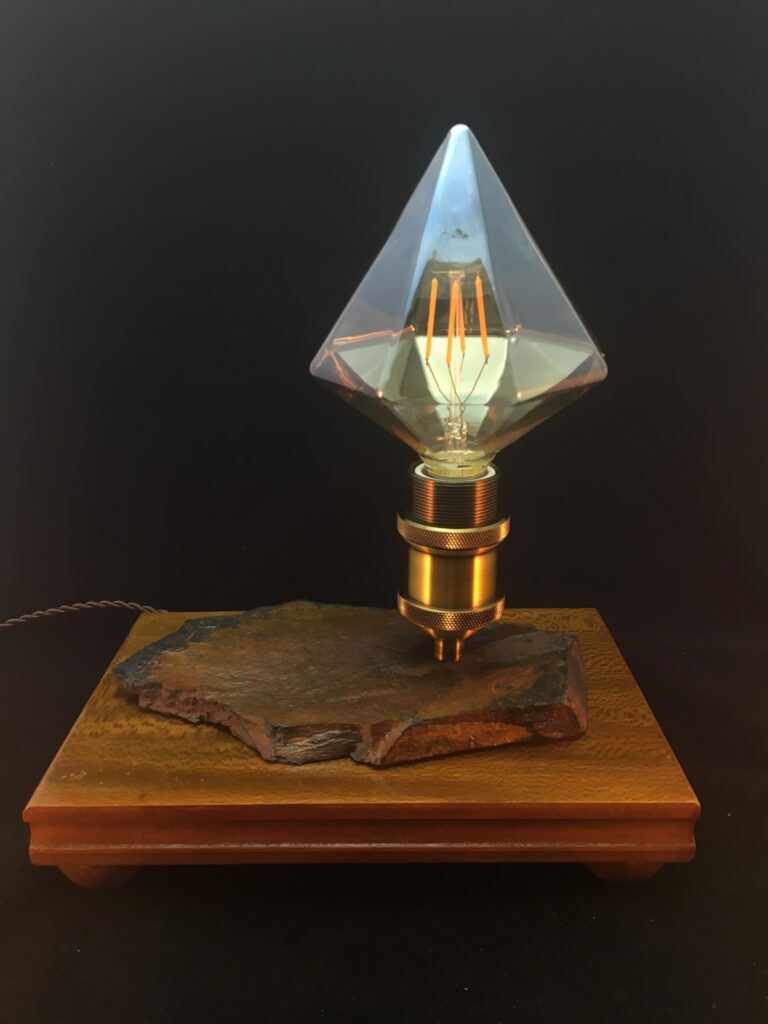 Lámpara de sobremesa de madera. hecha a mano en Barcelona