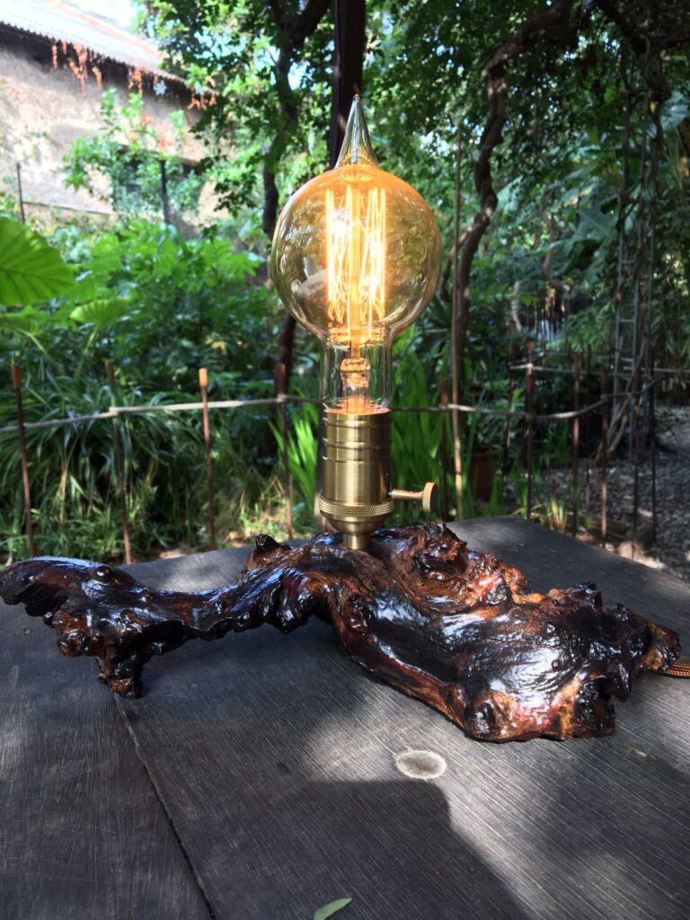 Lámpara de sobremesa de madera. hecha a mano en Barcelona