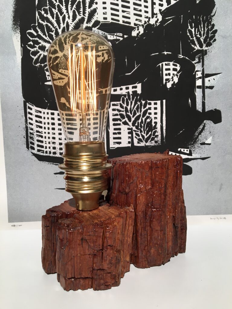 Lámpara de sobremesa de madera. hecha a mano en Barcelona