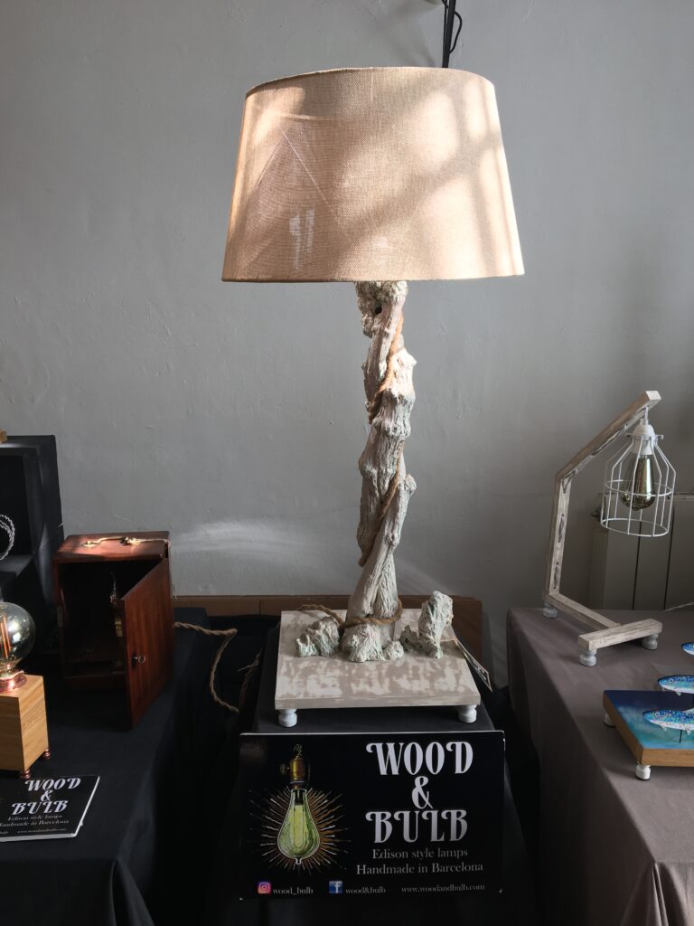 Lámpara de sobremesa de madera. hecha a mano en Barcelona