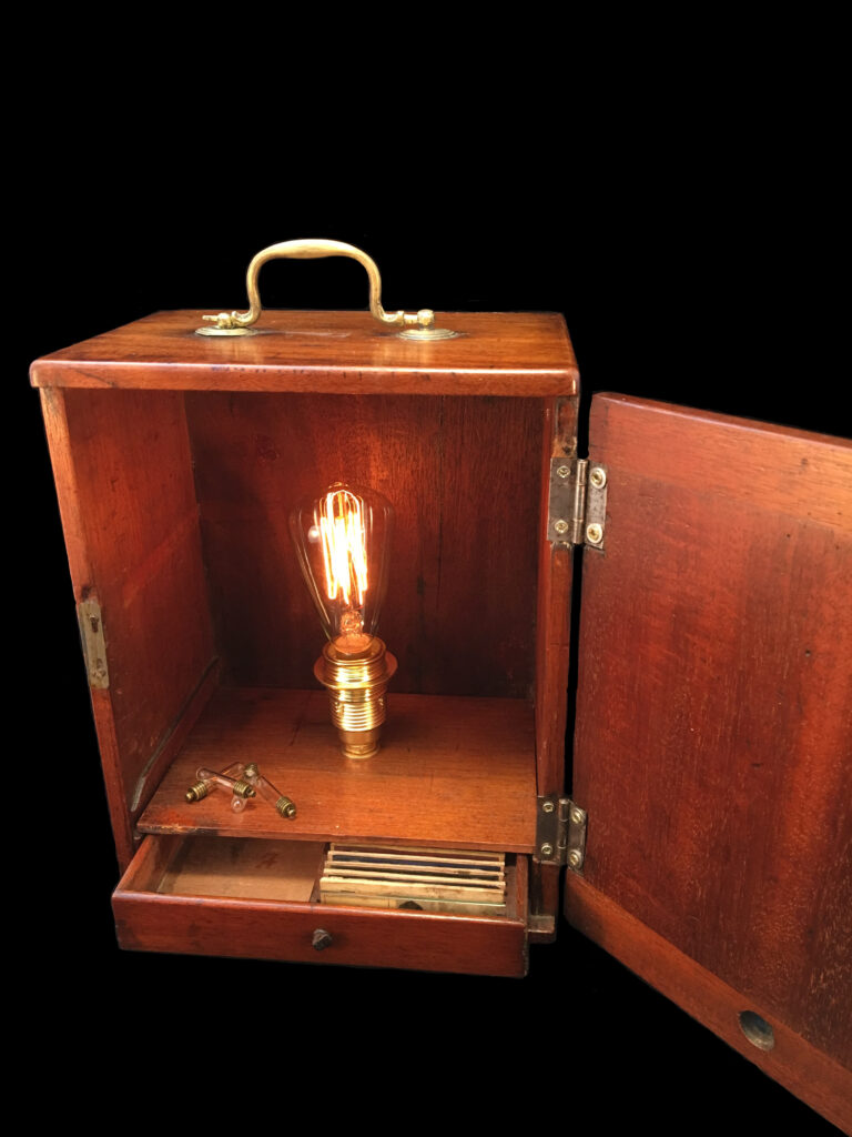 Lámpara de sobremesa de madera. hecha a mano en Barcelona