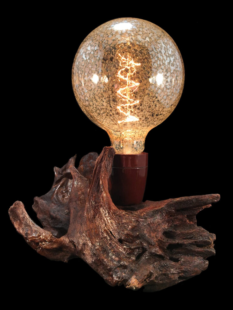 Lámpara de sobremesa de madera. hecha a mano en Barcelona