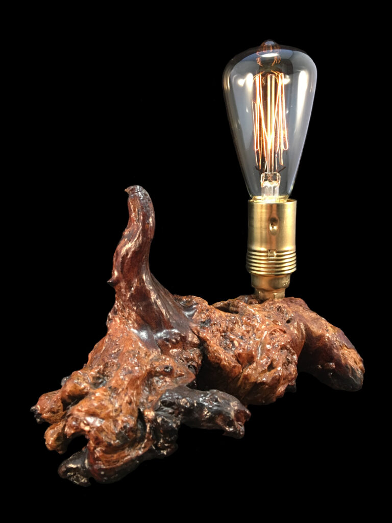 Lámpara de sobremesa de madera. hecha a mano en Barcelona