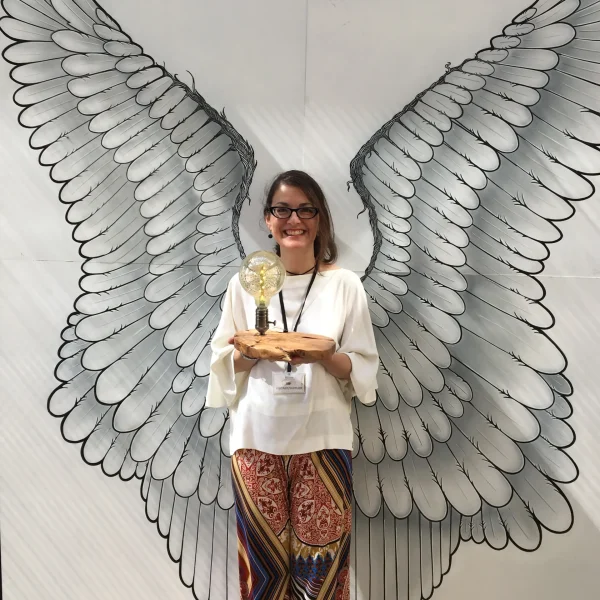 “Elegir una lámpara Wood&Bulb, para iluminar y decorar vuestro hogar, es una forma de apoyar una artesana emprendedora. Es apoyar las creaciones hechas a mano, apostar por lo “handmade”, para embellecer e iluminar vuestro hogar, con lámparas con historia y alma”.